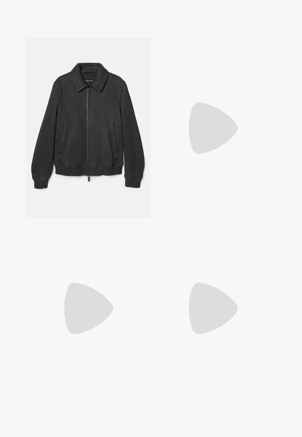 Emporio Armani BLOUSON JACKET - Giacca di pelle - anthracite; Camicia a maniche lunghe di colore taupe, realizzata in tessuto morbido, con chiusura a bottoni e bottoni scuri, e un piccolo logo sul petto.; Filippa K WIDE TROUSERS - Pantaloni - driftwood; Mocassini slip-on in suede beige con un design arricciato, dotati di suola piatta e una fascia decorativa sul collo del piede. Texture liscia.