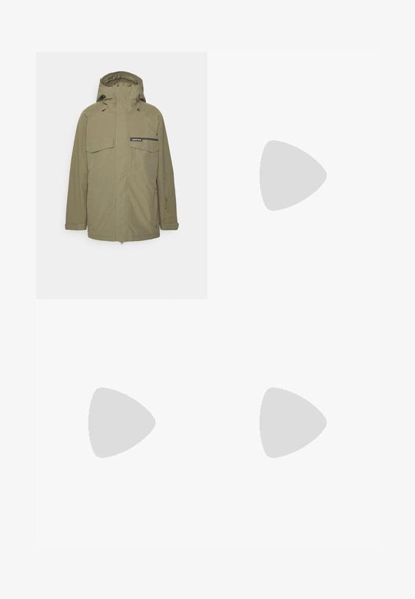 Olivgrüne Jacke mit Kapuze, Reißverschluss vorne, zwei großen Brusttaschen und verstellbaren Manschetten. Mit Markenlogo auf der Brust. Glatte Textur.; Graues T-Shirt mit kurzen Ärmeln aus Baumwolle, mit einem schwarzen Nike-Logo auf der Brust und einem runden Ausschnitt. Minimalistisches Design ohne Muster.; Graue Sweatpants aus weichem Material mit elastischem Bund, Kordelzug und Rippbündchen. Mit kleinem Logo an der Seite.; Sportschuhe mit einem blauen und weißen Mesh-Obermaterial in Farbverlauf, gepolstertem Kragen und einer markanten Sohle mit kreisförmigen Akzenten. Getragen mit Jeanshosen.