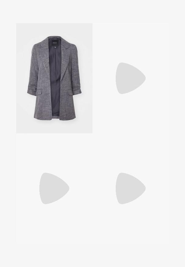 Siv blazer iz teksturirano tkanino, z izrezanimi reverji in dvema sprednjima žepoma. Notranjost je obložena v enotni temni barvi.; Bela rebrasta majica z dolgimi rokavi in okruglim izrezom. Narejena iz elastičnega materiala, ki se prilega telesu. Značilen je diskreten horizontalni potisk.; Črne široke hlače z belimi vertikalnimi štrikami, ki imajo elastičen pas za udobje in gladko, mehko teksturo.; Usnjeni čevlji z blok peto v sijočem temno burgundskem odtenku, s sponko in obliko okrogle pointe. Struktura podplata za dober oprijem.