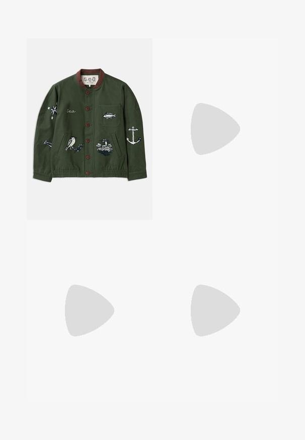 Sea CLYDE LIGHTHOUSE JACKET - Chaquetas bomber - army; Camiseta de algodón blanca con mangas cortas, escote redondo, corte relajado y dobladillo cosido. Etiqueta visible en el interior del cuello.; Pantalones de corte recto en color navy, con una textura suave, dos bolsillos delanteros y una cinturilla limpia.; Stuart Weitzman VIVIENNE SLINGBACK - Tacones - cream