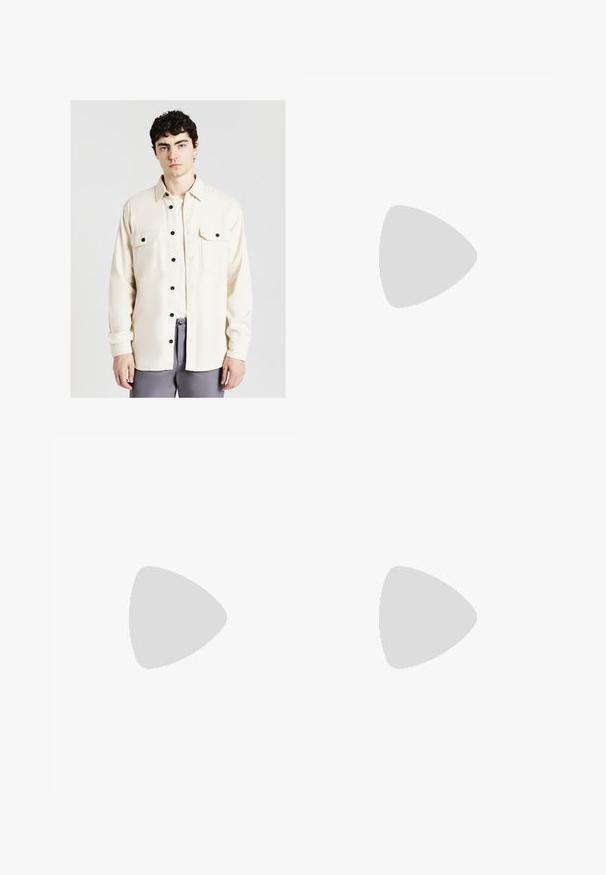 Calliope WORKER - Giacca leggera - white; T-shirt bianco a maniche corte, realizzato in cotone morbido. Design a girocollo con una vestibilità comoda e senza loghi o motivi visibili.; Pantaloni a gamba larga beige con vita elastica, realizzati in tessuto morbido, caratterizzati da una texture liscia e dettagli di cucitura minimi.; Scarpe da ginnastica bianche e nere con suola testurizzata, caratterizzate da intagli sui lati e lacci, e una schiena imbottita per il supporto.