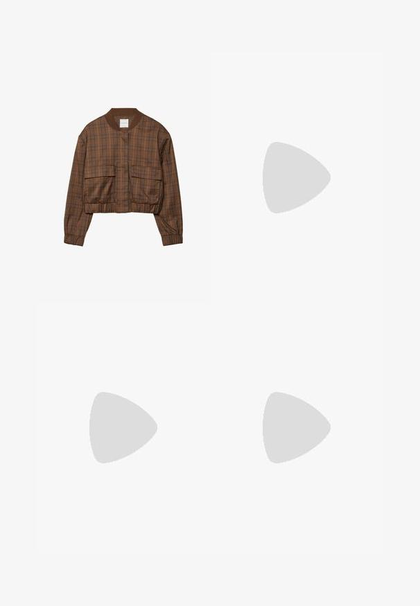 Hnědá kostkovaná bomber bunda s krátkým střihem, ribbovaným límcem, dvěma předními kapsami, elastickým pasem a dlouhými rukávy.; Tmavě hnědý pletený svetr s kulatým výstřihem, spadlými rameny, vroubkovanými manžetami a lemem, s měkkou texturou a volným střihem.; Černé džíny s vysokým pasem a širokým střihem, pět kapsami a viditelným švem. Materiál má hladký, mírně strukturovaný povrch.; Černé kluzné sandály s dvěma zlatými sponami, hladkým texturovaným materiálem, plochou podrážkou a minimalistickým designem.