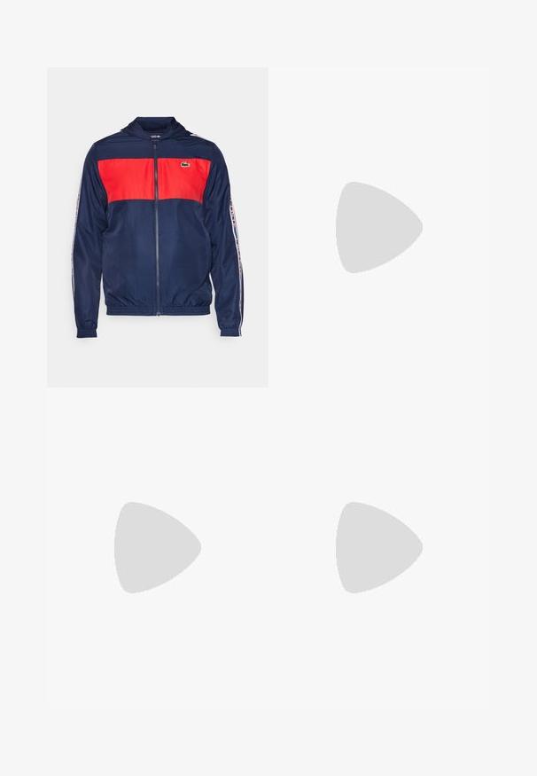 Marineblå og rød zip-up træningsjakke med hætte; har elastiske manchetter, logo-patch på brystet og stribede detaljer på ærmerne. Glat polyesterstof.; Hvid bomulds t-shirt med rund hals, korte ærmer og et lille grønt krokodille-logo på venstre bryst. Glat tekstur, almindelig pasform.; Hvide svedshorts med elastisk talje, der har sorte sideaccenter og en opsmøgning. Fremstillet af blødt bomuldsblandingsstof.; Lacoste sneakers har et let, hvidt mesh-overdel med sort branding, buet sål og LSRFOAM dæmpning. Accenter i lysegrå.