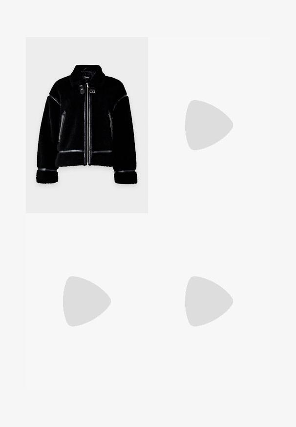 Zwarte schapenvachtjas met een ritssluiting, faux leren accenten, ritssluitingen in de zakken en een kraag. Geverde zachte stof en een op maat gemaakte pasvorm.; Zwarte korte mouwen t-shirt gemaakt van katoen. Kenmerkt zich door een ronde hals, een losse pasvorm en een schone zoom zonder zichtbare patronen of hardware.; Zwarte, lichte broek met een elastische tailleband en gathered enkels. De stof is glad en heeft een ontspannen, taps toelopend ontwerp.; Zwarte leren puntige pump met een enkelbandje en een chunky hak. Vlakke textuur, strakke vormgeving en minimalistische esthetiek.