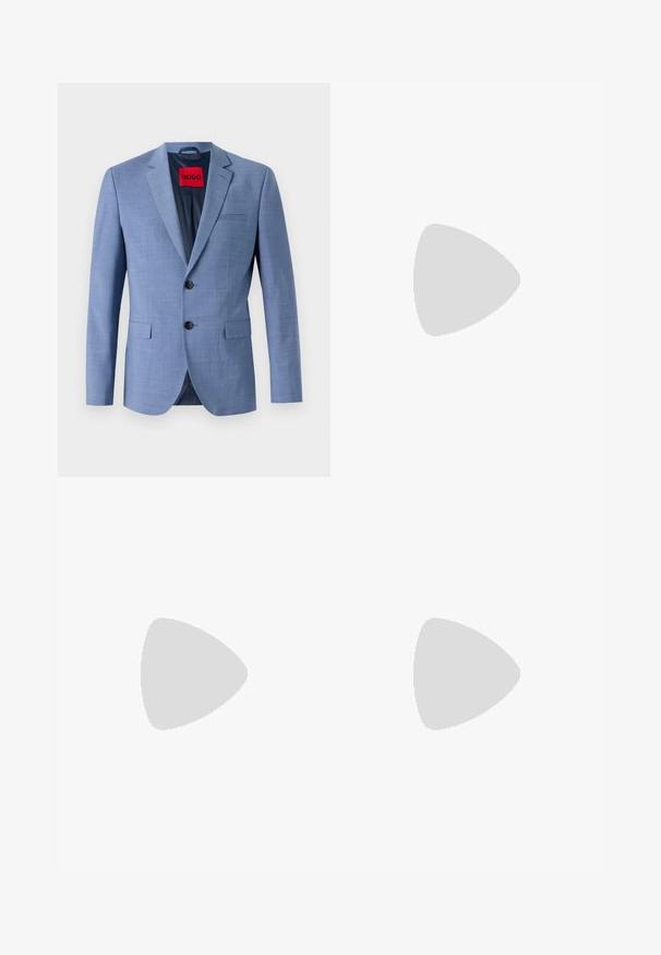 Lichtblauwe blazer van textuurstof, met twee zwarte knopen, een borstzak en een rode merklabel aan de binnenkant van de kraag.; Witte lange mouwen overhemd met knopen, gemaakt van katoen, voorzien van een klassieke kraag, voorkant met knopen en minimale stikdetails.; Navyblauwe broek van een gestructureerde stof, met rechte pijpen, een vlakke voorkant en twee zijzakken. Geen zichtbare patronen of accenten.; Zwarte leren dresschoen met dubbele gespen, slank silhouet en ronde neus. Kenmerkt zich door een lage hak en een gladde textuur.