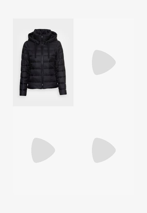 Marc O'Polo Casaco de inverno - black; Duas blusas de manga longa: uma preta e uma branca. Ambas apresentam um decote redondo e uma textura lisa e canelada. Etiqueta da marca visível na parte interna do decote.; Jeans de ganga preta com um corte slim, apresentando um fecho frontal por botão, passantes para cinto e design clássico de cinco bolsos. Textura suave.; Mocassim de couro preto com um salto baixo, apresentando um design costurado e estilo slip-on, contra um fundo branco liso.