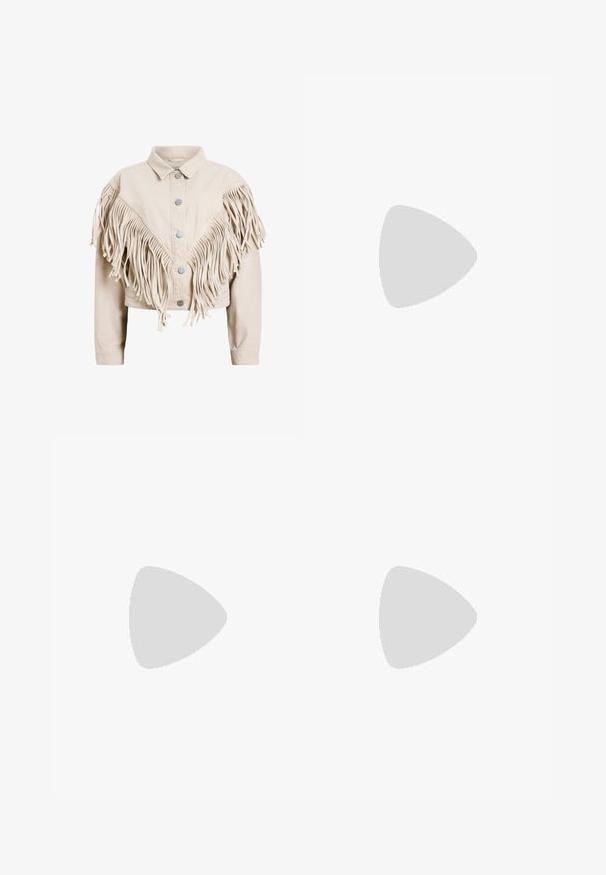 Beige farmerdzseki hosszú bojt részletekkel a vállakon és az elülső részen, ezüstszínű fémgombokkal és rövidített fazonnal.; Fehér pamut póló rövid ujjakkal, kerek nyakkivágással és laza szabással. Sima textúra, nincsenek minták vagy díszítések, minimalista dizájn.; Fekete cargo nadrág egyenes szabással, gombos zárással és két oldalsó zsebből áll. Simaszövetből készült, látható minták vagy díszítések nélkül.; Fekete bőr loafer cipők kerek orral, vastag, texturált talppal és minimális varrási részletekkel. Áramvonalas dizájn, látható fűzők vagy fém részek nélkül.