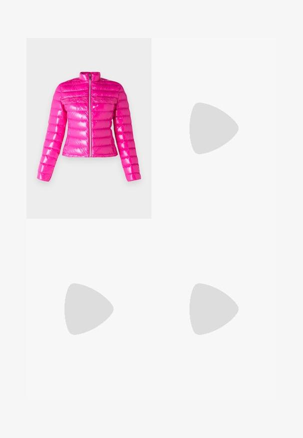 CHIARA FERRAGNI PIUMINI - Pūkinė striukė - raspberry rose; Hofmann Copenhagen XENIA - Palaidinė - black; Tamsiai mėlynos flare tipo džinsai, pagaminti iš džinsinio audinio. Su aukštu liemeniu, priekinėmis kišenėmis ir skeltukais hem'e. Klasikinis penkių kišenėlių dizainas.; Juodai odiniai baletai su apvaliu pirštu, lygi texture, minimalus siuvimo detales ir lanksčiu padų dizainu.