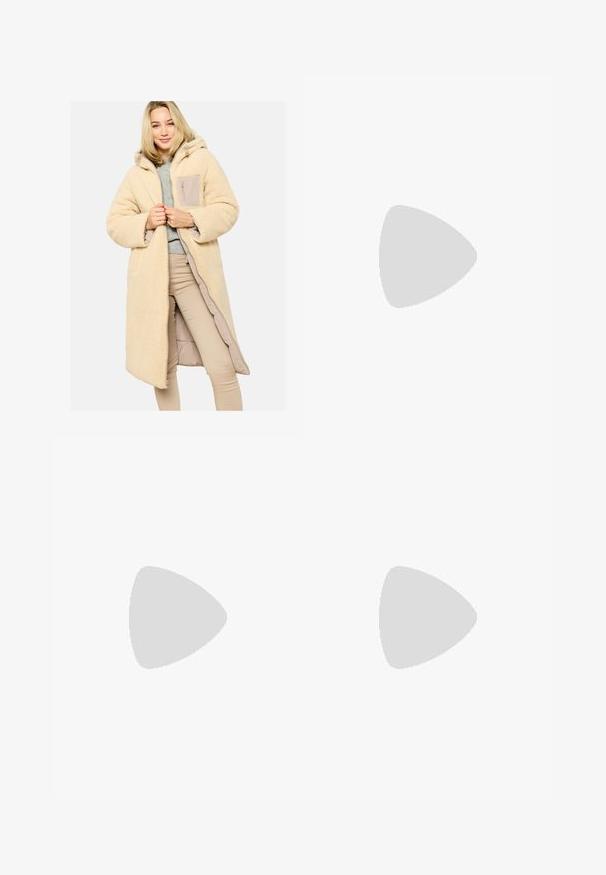 Beige garšīgs mētelis, kas izgatavots no teksturētas mākslīgās kažokādas, ar kapuci, rāvējslēdzēju priekšpusē un kontrastējošu beigu kabatu. Mīksts, silts un pārmērīgi liels dizains.; Melnas īsā piegriezuma T-kreklis no kokvilnas. Tam ir īsas piedurknes un apaļa izgriezne. Gluda tekstūra ar vienkāršu dizainu, bez papildu rakstiem.; Melni plaši bikses, izgatavotas no gludas, spīdīgas auduma, ar elastīgu jostu un bez redzamām kabatām vai aparatūras detaļām.; Melni kanvas sporta apavi ar baltām šņorēm, baltu gumijas purngalu un masīvu baltu zoli. Iezīmējas ar smalku baltu šuvumu un gumiju zoli.