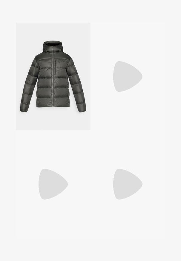 Tmavě zelená bundou s kapucí, s zipovým zapínáním, prošívaným designem a elastickými manžetami. Vyrobena z lehkého, hladkého materiálu.; Tři bílé žebrované tílka vyrobené z bavlny. Mají kulatý výstřih a malé černé štítky poblíž lemu. Dostupné v několika velikostech.; Černé lehké nylonové cargo kalhoty s elastickým pasem, nastavitelnou šňůrkou a několika vrstvenými kapsami na nohách.; Bílé sportovní boty s texturovanými překryvy, masivní podrážkou a šedými akcenty. Na nohou mají bílé ponožky a zelené šortky na modrém povrchu.