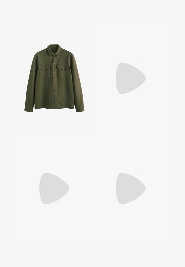 Chaqueta de camisa verde oliva hecha de un tejido texturizado, con un cierre de botones en la parte delantera, dos bolsillos en el pecho con solapas y mangas largas con puños.; Camiseta de manga corta verde de algodón, con cuello redondo y un pequeño logo blanco de Adidas en el lado izquierdo del pecho. Acabados en costura blanca.; Pantalones de mezclilla negro lavado con cinturilla elástica y piernas anchas, con sutiles detalles de costura vertical en los lados.; Zapatillas deportivas verdes con una superficie texturizada, tres franjas blancas y una suela de goma. Diseño de corte bajo con cierre de cordones.