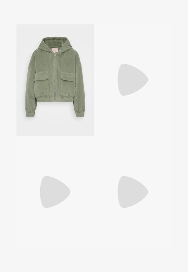Zaļa korduroja jaka ar kapuci, īsā dizainā, sudraba rāvējslēdzis priekšā, divas plecu kabatas un ribu aproces.; Even&Odd Petite 2 PACK - Tops - light grey/black; ONLY Petite ONLMADISON BLUSH WIDE - Džinsi ar platām starām - dark blue denim; Melnas potītes zābaku ar spīdīgu apdari, kvadrātveida pirkstu un biezu bloku papēdi. Dizainā ir bezšuvju siluets un minimāla zīmola identitāte.; Sudraba metāla gredzenveida auskari ar matētu faktūru, ar apaļu dizainu un caurspīdīgu aizdari, lai nodrošinātu drošu valkāšanu.