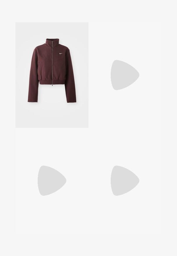Sumažinta bordo spalvos striukė su aukštu apykakle, užtrauktuku, nertais kraštais ir ilgomis rankovėmis. Kairėje krūtinės pusėje yra baltas Nike logotipas.; Balta medvilnė marškinėliai su apvaliu kaklu ir trumpomis rankovėmis. Priekyje yra mažas juodas Nike logotipas. Paprastas ir nepuošnus dizainas.; Balti sportiniai keliai su platėjančiomis kojomis, su įtemptu juosmeniu ir subtilia logotipo detale. Lygus audinys, laisvas kirpimas ir siaurėjantis apatinis kraštas.; Nike Sportswear FIELD GENERAL - Sportbačiai - off-white/black