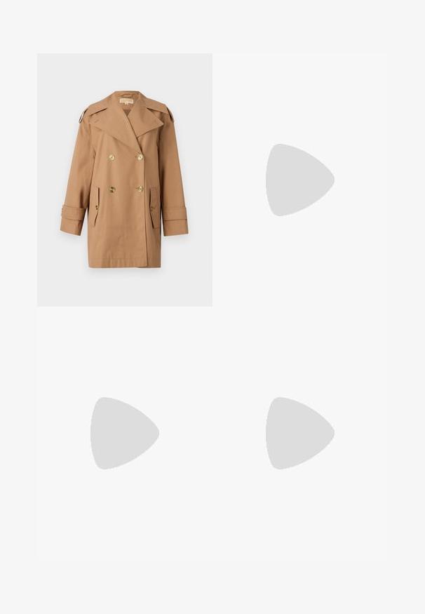 Manteau trench beige à double boutonnage en coton. Équipé de grands boutons dorés, de larges revers et de deux poches avant. Manches mi-longues.; T-shirt blanc court en tissu doux, avec des manches courtes, un col rond et des détails en côtes sur l'ourlet. Design simple et sans embellissement.; Pantalons évasés noirs avec une texture lisse, une taille cintrée et des poches avant, conçus avec une silhouette moderne et élégante.; Sandales à talons noires en cuir avec une bride de cheville. Dotées d'un bout carré, d'une texture lisse et d'un talon carré orné de clous en argent.