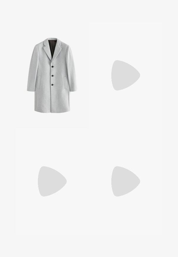 Svetlo sivi volneni plašč z izrezanim ovratnikom, štirimi črnimi gumbi in dvema stranskima žepoma. Gladka tekstura in prilagojen kroj.; Bela bombažna majica z dolgimi rokavi in posadnim izrezom ter rebrastimi manšetami. Preprost, neokrašen dizajn, ki se ponaša z gladko teksturo in standardnim krojem.; Črne bombažne hlače s ravnim krojem, ki vključujejo sprednjo gumbno zapiranje, nagnjene stranske žepke in subtilne šive.; Črne usnjene čevlje z teksturirano zgornjo plastjo, okroglo toe, zavezovanjem in debelim gumijastim podplatom, ki ima vzorčno podlago.