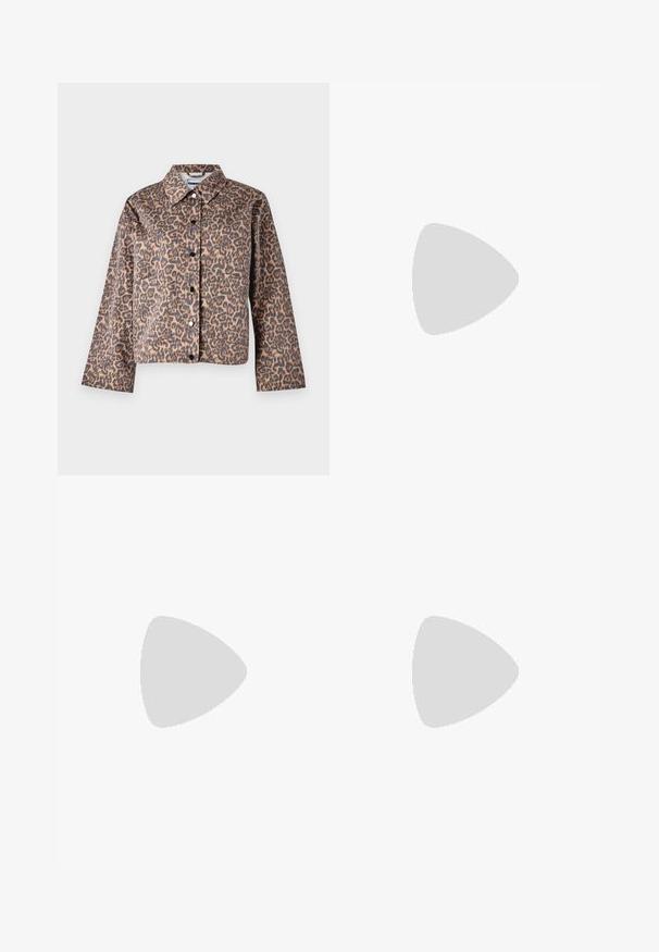 Noisy May NMHILL LEO JACKET - Teksajakk - multi-coloured; Mustalt pluusilt, millel on täpiline muster, läbipaistev materjal, puhv-särgid ja volangiga kaelus, mille tagaosa on nööpidega kinnitatud.; Kõrge vöökohaga mustad denimpüksid, millel on mugav lõige ja traditsiooniline viie-tasku disain ning nööpidega sulguri. Tekstureeritud, venitamata kangas.; Mustad mustad nahast pahkluu saapad ümarate varvastega, nööridega esiosas ja paksu kummist talla ning tekstuuritud mustriga. Tagumine tõmbeaas.