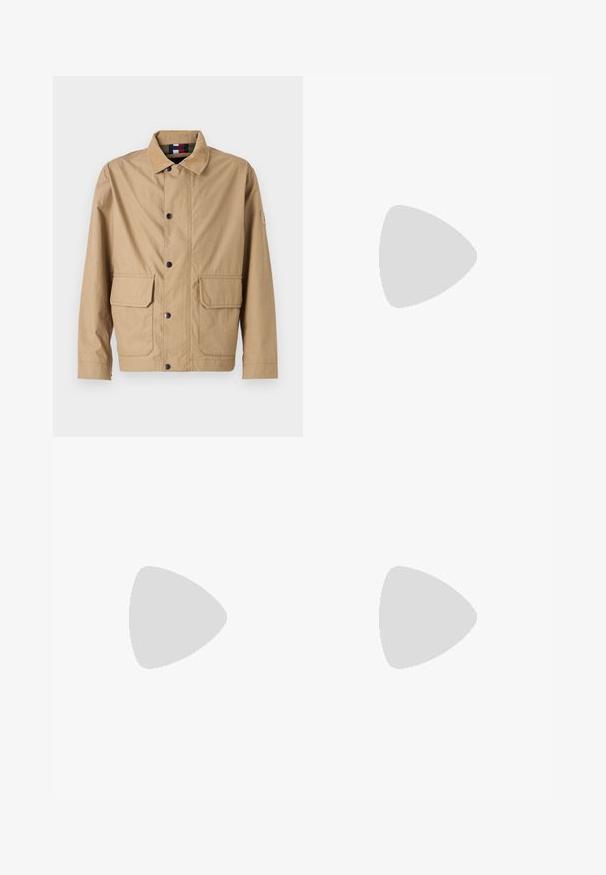 Giacca beige in tessuto resistente, con chiusura a bottoni, due tasche frontali e colletto rialzato con dettagli del logo sulla manica.; T-shirt bianco in cotone con collo rotondo, maniche corte e un logo a rilievo discreto sul petto. L'etichetta interna ha un accento arancione.; Pantaloni in cotone beige con taglio dritto, dotati di chiusura a bottone e pence sul davanti per un tocco di dettaglio in più.; Sneakers bianchi in pelle con accenti in suede grigio e un tallone in pelle beige. Presentano una superficie testurizzata e una suola leggera.
