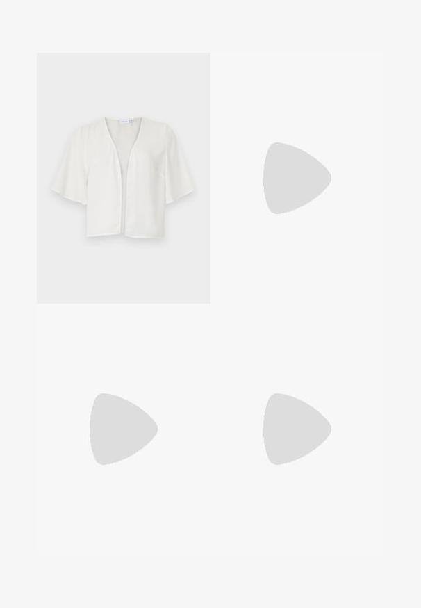 Blusa branca de manga curta com decote em V, em tecido leve, de frente aberta e textura suave. Design minimalista sem fechos ou adornos visíveis.; T-shirt de algodão preto com mangas curtas, apresentando um pequeno gráfico de borboleta rosa no lado esquerdo do peito. Design de gola redonda com um corte solto.; Calções azul-claro com cintura cingida, apresentando uma fivela quadrada e pormenores em metal. Tecido suave, corte ajustado e frente plissada.; Sandy em verniz preto com salto slingback, ponta afilada e salto geométrico. Apresenta um design elegante e minimalista com textura suave.