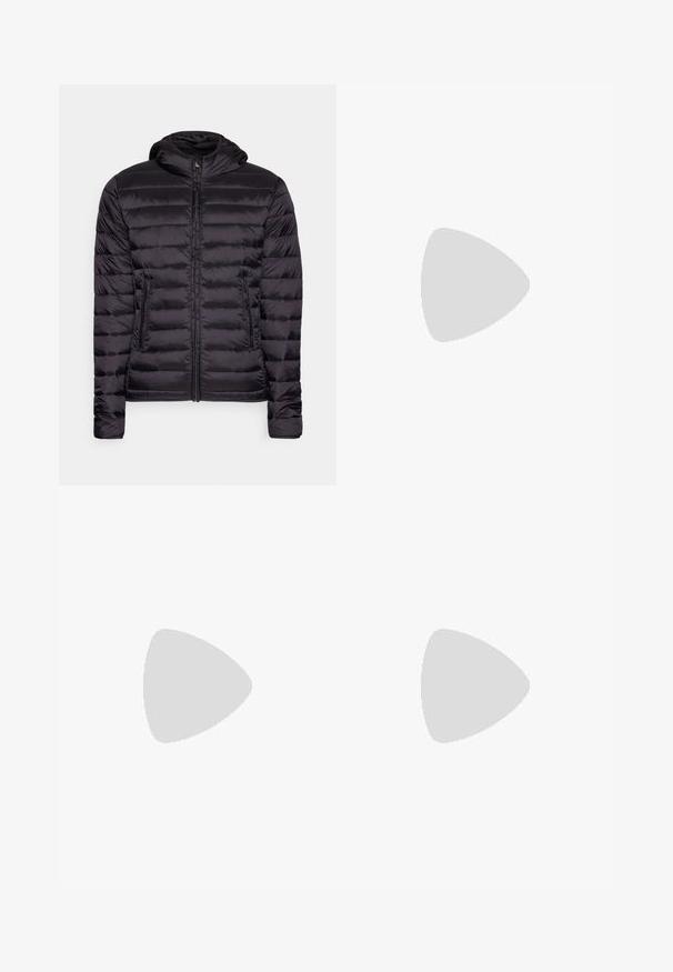 Giacca puffer leggera nera con cappuccio, dotata di chiusura con zip e motivo di cuciture orizzontali. Texture liscia, due tasche laterali.; Due magliette a manica corta con collo tondo, una bianca con strisce nere sulle maniche, l'altra nera con strisce bianche, realizzate in morbido tessuto di cotone.; Pantaloni della tuta neri in misto cotone, con vita elastica e un piccolo logo bianco sul lato sinistro. Design con gamba affusolata.; Sneakers atletici bianchi con pelle sintetica liscia, accento del logo nero e dettagli perforati sul lato. Suola in gomma.