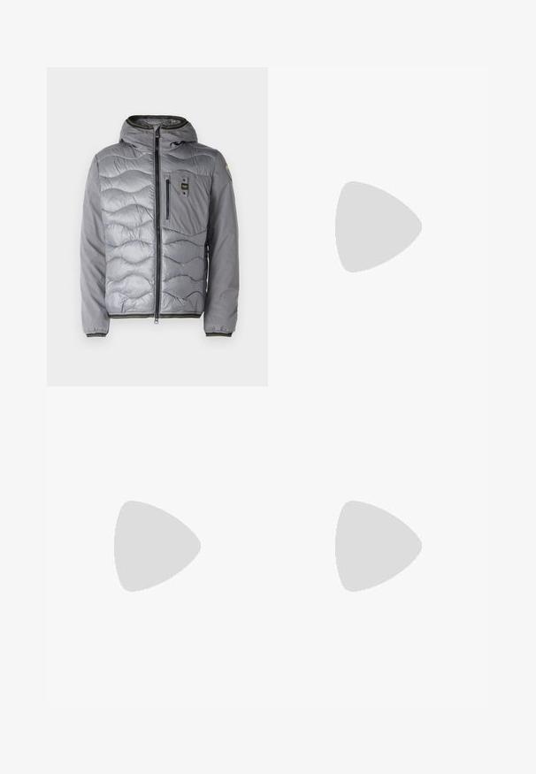 Giacca imbottita grigia con cappuccio, caratterizzata da motivi a onda, chiusura frontale con zip e rifiniture a contrasto sul colletto e sui polsini. Include una tasca sul petto.; Due polo shirt: uno blu navy e uno bianco, entrambi con un piccolo accento rosso, bianco e blu sulla tasca del petto e sul colletto.; Jeans in denim blu a taglio slim con cinque tasche, passanti per cintura e chiusura con bottone e zip.; Sneaker sportivo bianco con tomaia in pelle liscia, chiusura con lacci, punta perforata e suola decorata. Design minimalista con tre strisce laterali.