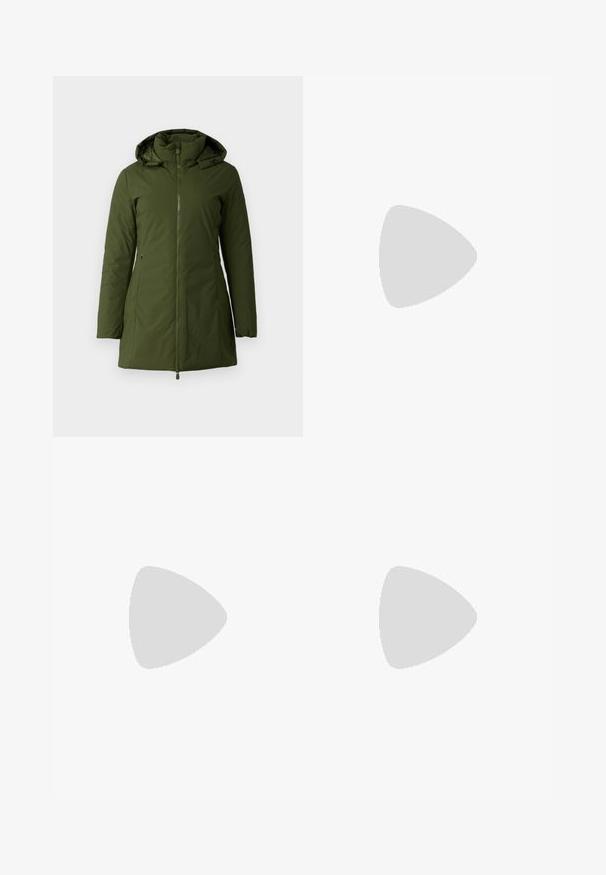 Chaqueta aislante de color verde oliva con cierre de cremallera al frente, cuello alto y capucha ajustable. Cuenta con dos bolsillos laterales y textura suave.; Camiseta de algodón blanca con cuello redondo, mangas cortas y un pequeño logo negro de "Calvin Klein" en el pecho. Diseño simple, sin patrones.; Pantalones negros ajustados con un diseño de pierna recta, que presentan una textura suave y pliegues nítidos en el frente. Sin herrajes visibles.; Zapato negro de punta afilada tipo slingback con un tacón bajo, que presenta un material de cuero suave y un diseño recortado en el lateral para mayor transpirabilidad.