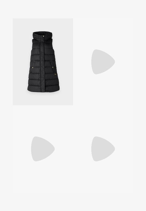 Barbour International GREYSON PUFFER GILET - Vesta - black; Černé bavlněné tričko s kulatým výstřihem, krátkými rukávy a vyšitým logem na hrudi. Jednoduchý, volný střih bez vzorů.; Černé kalhoty na míru se střihem do rovna, které mají hladkou texturu a ostré sklady na přední straně. Bez viditelného kování.; Černé kožené boty na podpatku s otevřenou patou a špičatou špičkou, s tenkým podpatkem a zlatým akcentem na nastavitelném pásku. Hladký povrch.