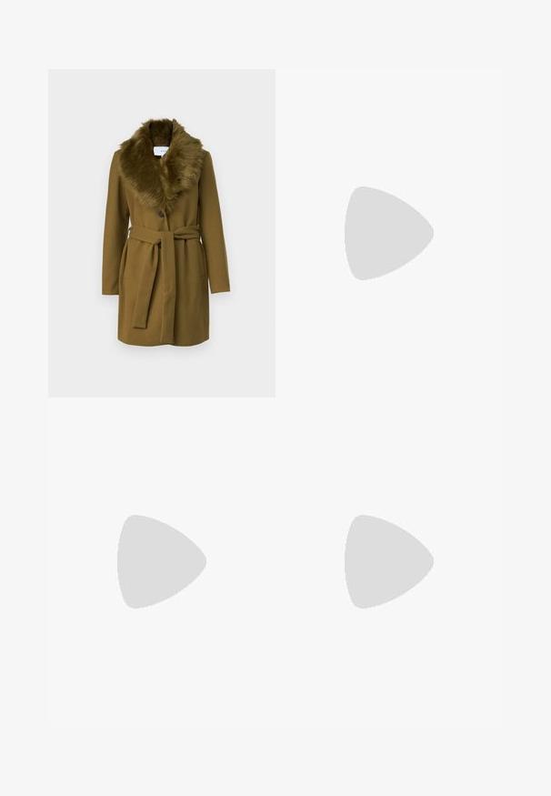 Olivzāles krāsas vilnas mēteli ar mākslīgā kažoka apkakli, dubultām pogām un jostu viduklī; tam ir divas sānu kabatas.; Divi bez piedurknēm riboti turtleneck topi melnā un baltā krāsā, ar pieguļošu dizainu un gludu faktūru, ar īsu garumu.; Burgundijas krāsas korduroja platu kāju džinsi ar pieciem kabatām, priekšējo pogu aizdari un teksturētu audumu. Platus kāju gali izplešas no ceļgala līdz hemam.; Melnas ādas platformas loaferi ar noapaļotu purngalu un platu siksnu pāri vampam. Iezīmējas ar masīlu, kvadrātveida papēdi un gludu tekstūru.; Kaķa acs saulesbrilles ar melnu un oranžu bruņurupuču rakstu rāmi, brūnām lēcām un elegantiem, norādītiem galiem. Rāmī ir minimālists logos uz tempļa.