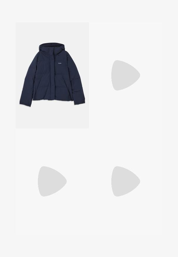 Jachetă puffer albastru marin, cu glugă reglabilă, fermoar pe toată lungimea frontului, două buzunare frontale și un mic logo alb pe pieptul stâng. Textură netedă.; Pulover de culoare bleumarin, cu guler înalt și mâneci lungi, realizat dintr-un material tricotat moale. Prezintă un guler și manșete ribbate, cu un design simplu și fără modele.; Pantaloni largi dintr-o țesătură maro închis cu un tiv elastic, având o textură netedă și linii curate pentru un aspect elegant.; Cizme negre din piele, până la genunchi, cu vârful rotund, șireturi în față, detalii laterale și o cataramă aurie în partea de sus. Textură netedă.