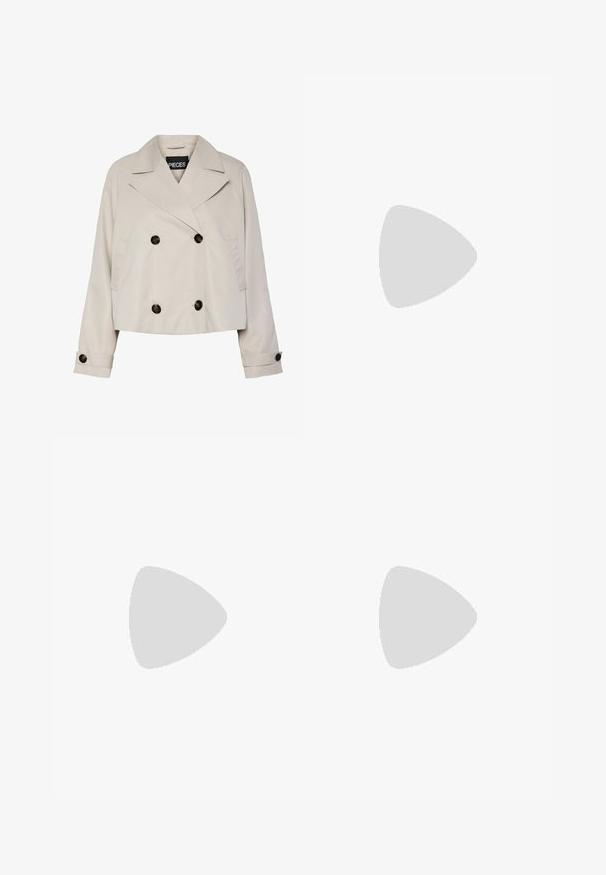 Veste cropped beige clair à double boutonnage avec grands revers, quatre boutons noirs sur le devant et poignets à boutons sur les manches longues.; T-shirt blanc à manches courtes et col rond, en coton doux, avec un design simple et épuré, sans motifs ni accents visibles.; Pantalons à jambes larges en tissu crème avec une texture lisse, dotés d'un seul bouton à l'avant, de plis subtils et d'un design taille haute.; Sandale blanche à talons hauts avec un talon épais, présentant un design à lanières et un lien autour de la cheville. Texture lisse avec une plateforme à l'avant pour une hauteur supplémentaire.; Sac à main beige en matériau souple, avec un design décontracté, des détails cousus et deux poignées. Idéal pour un usage quotidien.