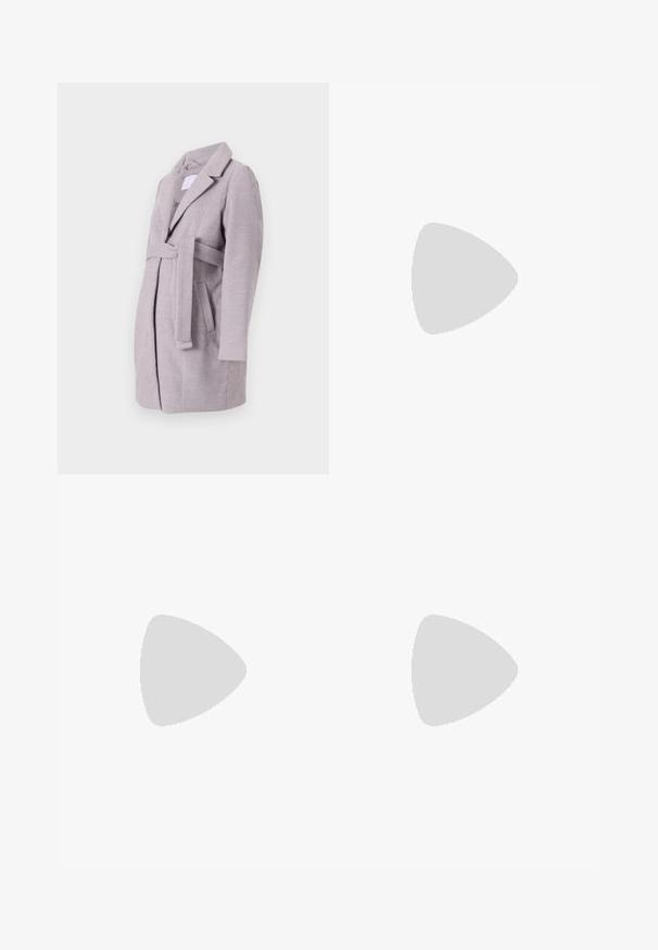 Gai pelēks mētelis ar jostu, apkakli, sānu kabatām un garām piedurknēm, izgatavots no mīkstas, teksturētas auduma, ar modernu piegriezumu.; Melnas un baltas grūtniecības T-krekli, īsām piedurknēm, no mīkstas kokvilnas, ar slāņu dizainu, kas ietver savilkta sadaļu augošam vēderam.; Māmiņu džinsi ar zilu denima kājām un melnu elastīgu vēdera paneli, kas izstrādāts, lai atbalstītu un nosegtu augošu vēderu.; Melni ādas potītēm zābaki ar apļveida purngalu, auklām priekšpusē un biezu gumijas zoli ar teksturētu protektoru. Velkšanas cilpa aizmugurē.