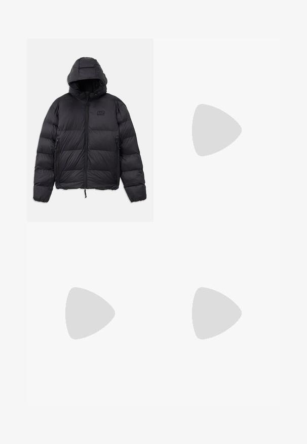 Schwarze Pufferjacke mit Kapuze, die eine kastige Form, gepolsterte Abschnitte, Reißverschlusstaschen und ein kleines Logo-Patch auf der Brust hat.; Langärmliges weißes Baumwollhemd mit rundem Ausschnitt, seitlichen Schlitzen am unteren Rand und glatter Textur, von hinten präsentiert.; Helle blaue Jeans im Geradeschnitt-Design, mit fünf Taschen, Knopfverschluss, minimaler Ausbleichung und kontrastierenden Nähdetails.; Weißer Sneaker mit glattem Lederobermaterial und niedrigem Profil. Verfügt über eine runde Zehenpartie, sechs Ösen und eine strukturierte Gummisohle.