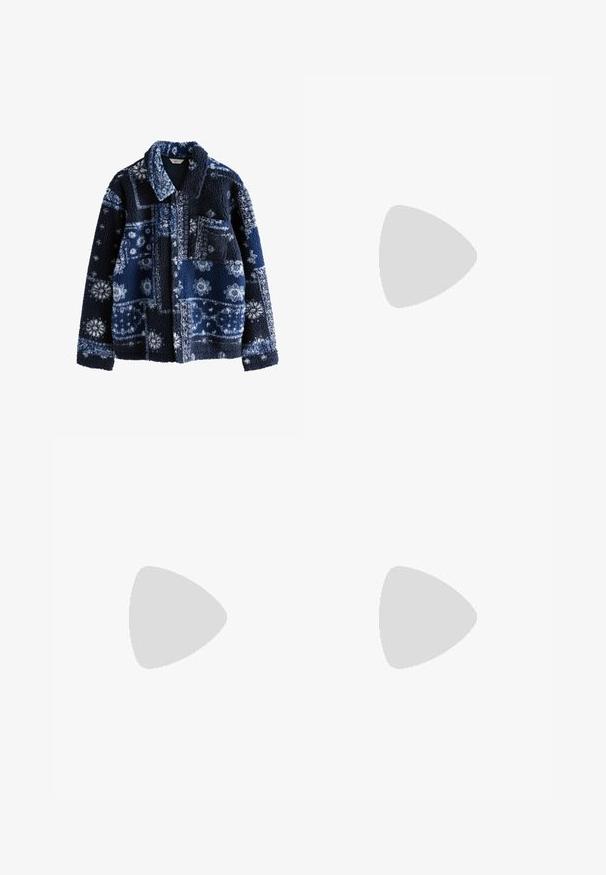 Jachetă din fleece navy cu o suprafață texturată și pufoasă, având un model geometric în nuanțe mai deschise și un guler, cu un buzunar pe piept.; Tricou scurt cu mânecă din bumbac moale, de culoare albastru marin, cu decolteu rotund și tiv drept, fără modele vizibile.; Pantaloni din bumbac bej cu o croială dreaptă, buzunar cu nasture, buzunare frontale și cusături. Textură netedă, detalii minime și fără modele.; Adidași albi cu un superior din țesătură texturată, șireturi plate și o talpă cu perne de aer vizibile pentru suport suplimentar.