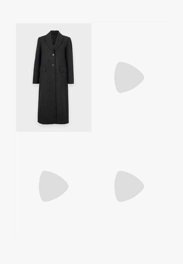Selected Femme SLFALLY BLEND COAT - Klasikinis paltas - dark grey; Juoda medvilninė bliuska su V formos iškirpte, pūstomis rankovėmis ir juosmens raiščiu. Viršutinė dalis suglebusi, sukurianti peplumo formą.; Juodos aukšto liemens džinsai su mygtuku ir užtrauktuku, priekinėmis kišenėmis ir platėjančiomis kojomis, išdėstyti ant baltos fono.; Juoda odinė smailiagalė aukštakulnio bateliai su kulkšnies dirželiu ir storu kulnu. Lygus paviršius, elegantiškas dizainas ir minimalistiška estetinė. ; Juodas odinis rankinis uždangalas unikaliu ventiliatoriaus formos dizainu, turintis plokščias rankenas. Paviršius turi akmeninė tekstūrą ir minimalistišką dizainą.