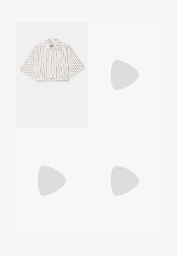 Baum und Pferdgarten MAJSA - Jakna iz džinsa - white sand; Bela kratka pletena majica s kratkimi rokavi in okroglim izrezom, ki ima gladko teksturo in subtilne rebrovane detajle na rokavih in robu.; Svetlo modri jeans širokih nogavic z visokim pasom, ki imajo zaponko, težke zanke za pas in subtilne šive ob žepih in robovih.; Črne usnjene gležnjarje s koničastim nosom in 4 cm širokim peto. Elegantna zasnova vsebuje stranski zadrgo za enostavno obuvanje. Gladka tekstura.