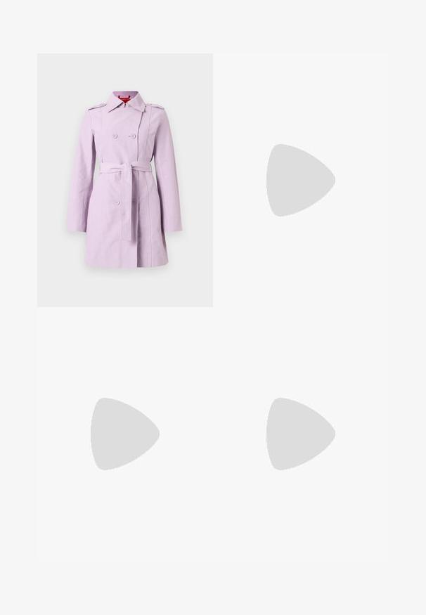 Lavendel trenchcoat lavet af letvægtsstof, med dobbeltradet design, bælte i taljen og skulderlapper.; Hvid langærmet skjorte med krave lavet af bomuld. Har en knaplukning fortil og en enkelt brystlomme. Glat tekstur, afslappet pasform.; Marineblå nederdel med en struktureret design, der har en sidelomme til cargo og et metal D-ring bælteskilt. Fremstillet af slidstærkt stof.; Sort læderballetsko med rund tå, glat tekstur, minimal syning og et fleksibelt såldesign.