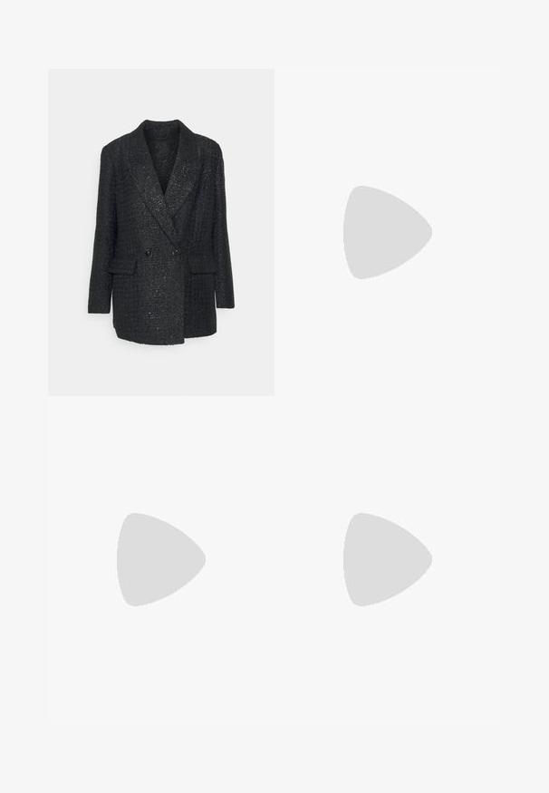 Strukturblazer i sort med et vævet mønster, dobbeltradet front, udsat krave og to forlommer. Almindelig længde ærmer.; Sort langærmet top med en skulderdesign, tekstureret ruching på fronten og en glat stoffinish.; Sorte vide bukser i en tekstureret stofkvalitet, med elastisk talje og et aftageligt bånd i taljen for justerbar pasform.; Sorte læder stiletto sko med spids tå, åben bag, og ankelstropper bundet i en sløjfe. Slank 3-tommers hæl. Glat overflade, minimalistisk design.