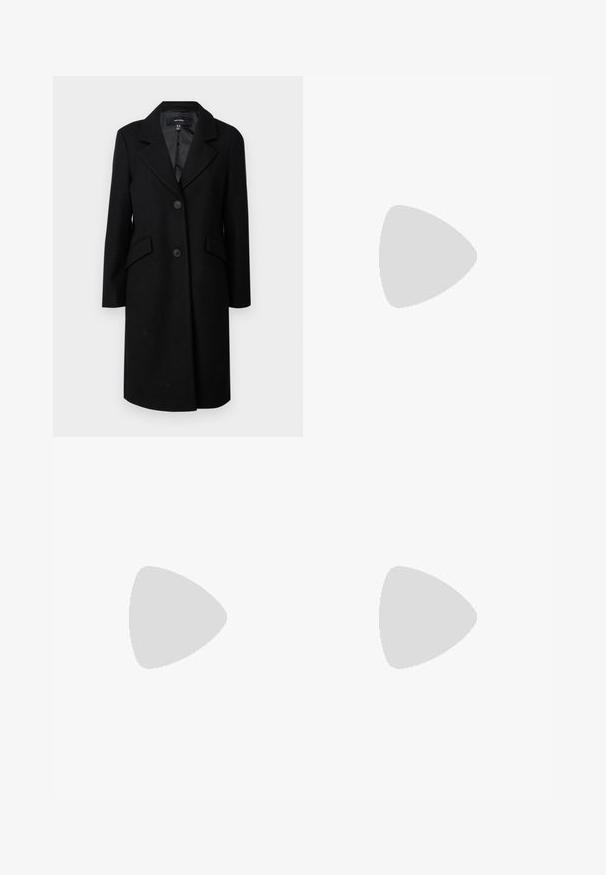 Cappotto di lana nero con colletto a revers, due tasche frontali e chiusura a bottoni. Presenta una fodera interna liscia e una silhouette sartoriale.; Top corto nero a maniche corte realizzato in materiale liscio, con design peplum e vita cintata adornata da due bottoni tondi in tono argento.; Pantaloni larghi neri con un motivo floreale crema. Realizzati in tessuto leggero, con una texture liscia e una vita alta.; Stivale alla caviglia in pelle nera con suola in gomma spessa, pannelli laterali in elastico e un accento dorato con il marchio "GUESS".; Borsa nera con forma strutturata, texture liscia e una chiusura metallica. Abbinata a pantaloni neri larghi e sandali open-toe su un pavimento in legno.