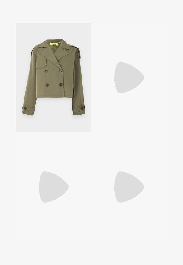 Casaco verde-oliva curto com fecho de botões duplo, lapelas afiadas e ombros com espáduas. Apresenta dois bolsos frontais.; Camisa cinza de mangas longas com decote redondo, apresentando um ribateado branco no decote e nos punhos. Feita de um tecido suave e texturizado.; Calças culottes de denim de perna larga em lavagem azul média com uma textura desbotada, apresentando dois bolsos traseiros e uma etiqueta de marca em couro castanho na cintura.; Sapatilhas de camurça pretas com detalhes brancos, apresentando um bico arredondado, sola branca grossa e um design clássico de atacadores, usadas com meias brancas e calças roxas.; Mala de tecido preto com textura franzida, duas alças de ombro e fecho de cordão nas laterais. Material suave e leve.