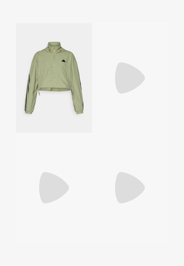 Svetlozelená skrátená bunda na zips s kapucňou, elastické manžety, čierne logo adidas na hrudníku a čierne pruhy po stranách rukávov.; Modrá košeľa s krátkym rukávom s živým potlačou motýľa v rôznych farbách, s veľkým bielym logom na prednej strane a okrúhlym výstrihom.; Čierne atletické legíny s vysokým pásom, ktoré majú sieťové akcenty na dolných nohách a vyšívané logo na bokoch.; Biele športové topánky s ventilovaným vrchom, tromi čiernymi pruhmi po stranách, textúrovanými akcentmi a pevným gumovým podošvom s kontrastnou čiernou časťou.