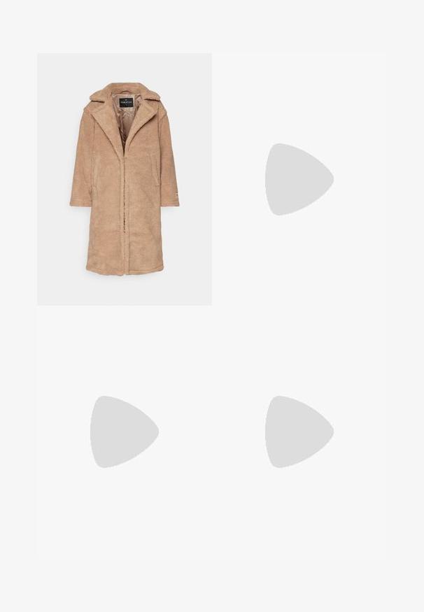 Cappotto in fleece color sabbia con colletto a scollatura, maniche lunghe e tasche frontali. Tessuto morbido con design aperto sul davanti. Interno foderato.; Camicia bianca a maniche lunghe con bottone in un morbido mix di cotone. Presenta un colletto classico, chiusura frontale con bottoni e polsini arrotondati.; Gonna mini in finta pelle marrone con una vita ampia, fibbia quadrata e due tasche laterali con zip. Texture liscia e lucida.; Mule in pelle nera con punta affilata e tacco basso a blocco. Texture liscia con un design elegante. Retro aperto con dettagli minimi.