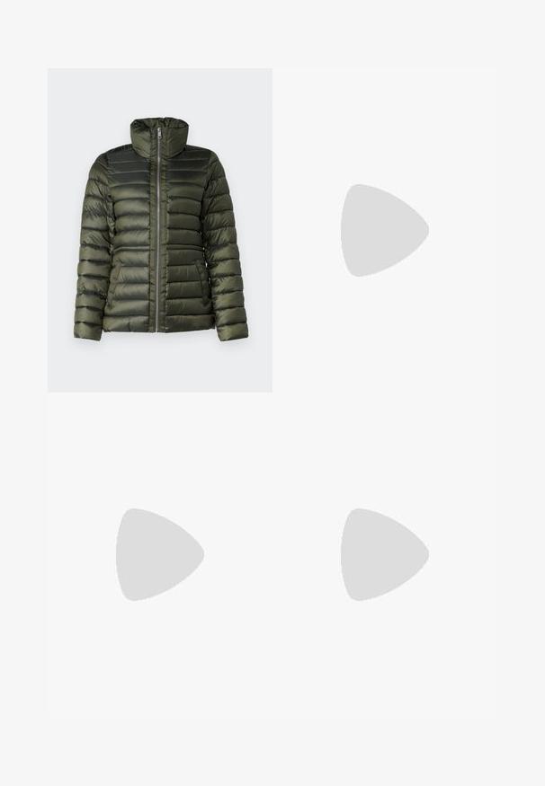 Giacca a vento in verde scuro, con sezioni trapuntate orizzontali, colletto alto, zip frontale completa e tasche laterali con una texture liscia.; T-shirt bianca cropped in cotone. Maniche corte, scollatura rotonda, texture liscia, design casual senza motivi o decorazioni.; Jeans a zampa di colore azzurro chiaro, con vita alta, tessuto in denim, cinque tasche e chiusura con bottone. Le gambe sono larghe e presentano una finitura leggermente sbiadita.; Sneakers platform bianchi realizzati in materiale sintetico liscio, con punta arrotondata, design con lacci e suola in gomma texture. Accento nero nel tallone.