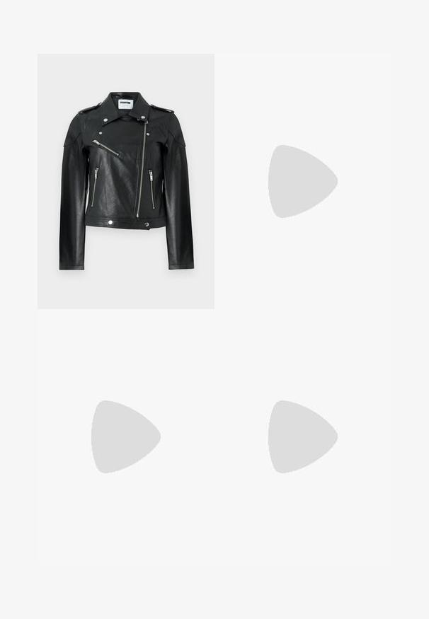 Melna ādas motociklu jaka ar īsu piegriezumu, sudraba rāvējslēdzējiem, spiedpogu aizdari un plecu apliecēm. Iezīmējas ar struktūru apdari.; Balta kokvilnas t-kreklu ar īsām puff piedurknēm, ar nelieliem sudraba rotājumiem gar piedurknēm. Klasisks apaļš izgriezums, brīvā piegriezuma.; Platas kājas džinsi melnā džinsa audumā ar rāvējslēdzēju priekšā, piecu kabatu dizains un smalkas šuvju detaļas. Gluda tekstūra un ikdienišķs stils.; Navy zilo apavi ar strukturētu auduma augšdaļu, baltu platformas zoli, noapaļotu pirkstu daļu un melnu papēža akcentu. Iekļautas sešas acs caurumi šnuķēšanai.