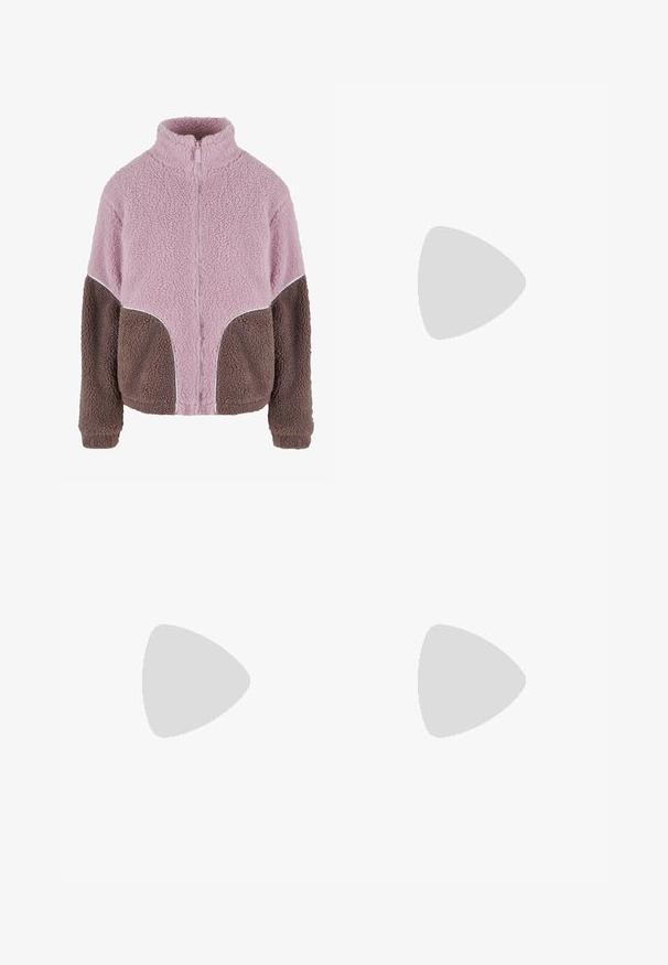 Karl Kani Fleecejakke - rose taupe; Hvit ribbet tanktop med rund halslinning og ermeløs design, med en rett kant og en glatt, elastisk tekstur.; Blå denim jeans med en avslappet passform, høy midje, femlommesdesign og sømdetaljer. Har en knapp- og glidelås-lukking.; Svart lær militærstøvel med rund tå, snøring foran og en løftestropp ved ankelen. Har en tykk gummisåle for holdbarhet.
