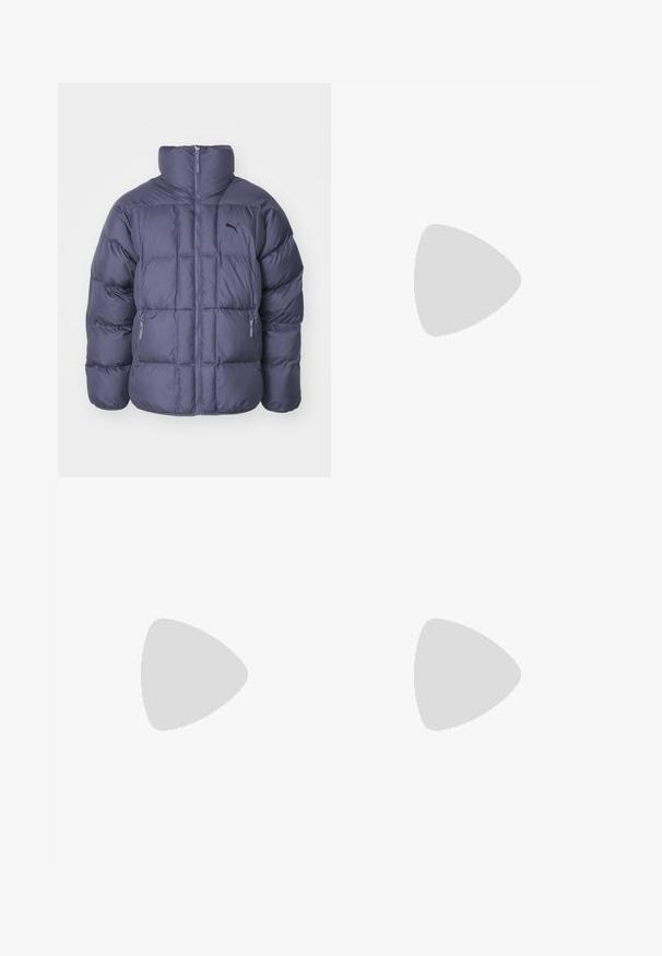 Kurtka puchowa w ciemnoszarym kolorze, z wysokim kołnierzem, zamkiem z przodu i dwoma bocznymi kieszeniami. Materiał jest pikowany o gładkiej teksturze i z akcentem logo.; Pięć koszulek z długim rękawem w rzędzie: turkusowa, czarna, biała, ciemnoszara i granatowa. Miękka tkanina, okrągły dekolt i standardowy krój.; Czarne, bawełniane spodnie w typie dzwonów z tradycyjnym paskiem, pojedynczym zapięciem z przodu oraz kieszeniami po bokach i z tyłu. Gładka powierzchnia.; Srebrny but sportowy o gładkiej, błyszczącej powierzchni, z białym logo z boku, teksturowanymi szarymi sznurówkami i podeszwą z gumy.