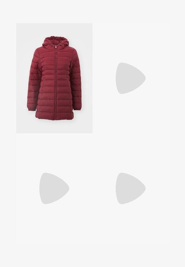 Bordeaux pufferjack met een capuchon, voorzien van een horizontaal gestikte ontwerp, een ritssluiting aan de voorkant en elastische manchetten voor extra warmte. Zachte textuur.; Witte lange mouw turtleneck top gemaakt van glad, elastisch materiaal. Voorzien van een hoge kraag en een getailleerd ontwerp, zonder zichtbare patronen of versieringen.; Wijduitlopende denim broek met een lichte naar donkere blauwe gradient, hoge taille, riemlussen en een bijpassende stoffen riem. Gestructureerde denimafwerking.; Witte platform sneakers van glad synthetisch materiaal, met een afgeronde neus, vetersluiting en een gestructureerde rubberen zool. Zwarte hielaccent.