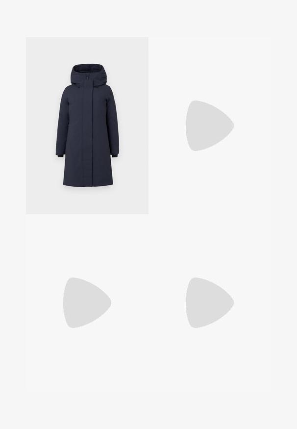 Námorně modrá parka s vysokým límcem, velkou kapucí, dlouhými rukávy a skrytým předním zipem. Obsahuje boční kapsy a elastické manžety.; Černé bavlněné tričko s výstřihem do V a krátkým rukávem. Jednoduchý design s klasickým střihem bez vzorů nebo akcentů.; Černé kalhoty na míru se střihem do rovna, které mají hladkou texturu a ostré sklady na přední straně. Bez viditelného kování.; Černá kožená sandál s podpatkem, nastavitelným páskem kolem kotníku, otevřenou špičkou a čtveratým blokovým podpatkem. Hladká textura, minimalistický styl.