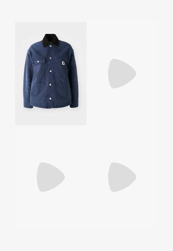 Giacca button-up blu navy con colletto in velluto a coste nero, quattro tasche frontali e bottoni a pressione in metallo, con un piccolo logo sulla tasca del petto.; T-shirt bianco a maniche corte in cotone. Presenta un collo rotondo e un piccolo logo Adidas nero sul petto. Orlo dritto.; Jeans a gamba larga di colore azzurro chiaro realizzati in denim. Caratterizzati da vita alta, cinque tasche e un taglio dritto con minima scoloritura.; Scarpe sportive con tomaia in pelle bianca, punta in suede grigia e tre strisce nere. Presentano un logo blu sulla linguetta e una suola in gomma testurizzata.