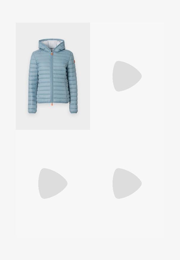 Lichtblauw pufferjack met een capuchon, voorzien van horizontaal gestikte secties, een ritssluiting aan de voorkant, elastische manchetten en een oranje ritslip.; Witte t-shirt met korte mouwen en marineblauwe horizontale strepen, met geborduurd "Tommy Hilfiger" logo op de borst. Klassiek crew neck ontwerp.; Plisséminirok in het wit met een zwarte elastische tailleband met het "LACOSTE"-logo. Middellange ontwerp met een zachte textuur.; Witte leren sneakers met een dikke witte zool, zwarte suède hielaccent en een geperst logo op de zijkant. Vetersluiting met zes oogjes.