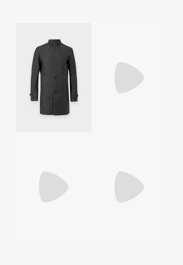 Grå uldfrakke med høj krave, frontknapper og sidelommer. Har skræddersyet form og knaplukning ved ærmerne for et struktureret look.; Sort strikket sweater med rund halsudskæring, lange ærmer og ribbestruktur. Har en lige kant og et minimalistisk design.; Struktureret sort stof med en blød, let skinnende overflade, der viser et subtilt vævemønster og en glat fald.; Sorte lædersko med rund tå, snørebåndsdesign og tyk, tekstureret sål. Båret sammen med skræddersyede sorte bukser og en ribbet sweater.