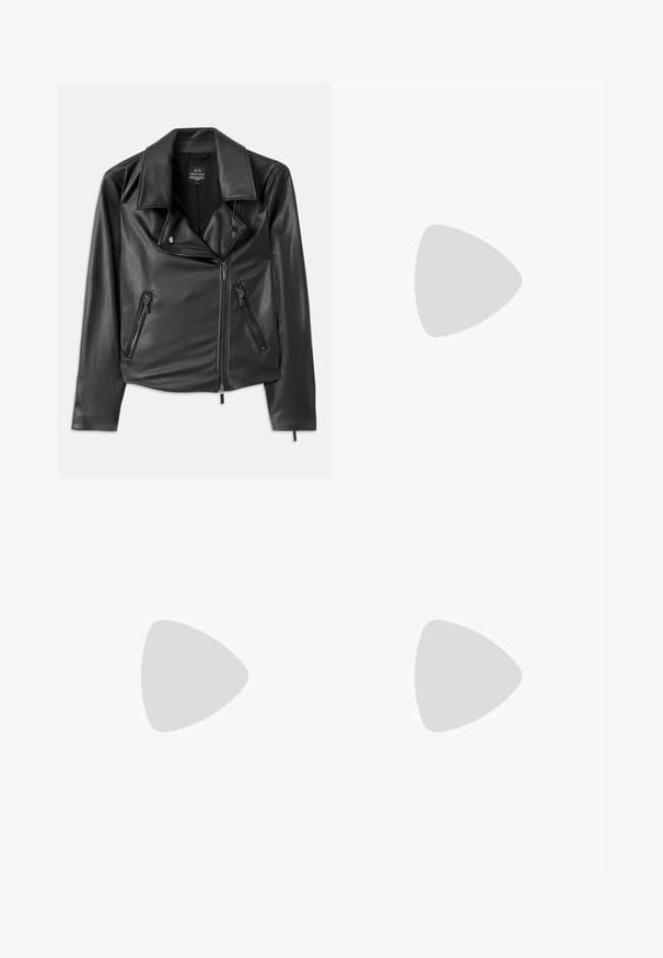 Svart faux skinn motorsykkeljakke med brede slag, asymmetrisk frontglidelås og to glidelåslommer. Glatt tekstur, tilpasset fasong.; Svart kortermet T-skjorte laget av bomull. Har rund hals og preget "Armani Exchange"-tekst langs skulderen. Enkel design.; Svart vid bukse med snøring i midjen, sidelommer, myk stoff og et elegant design.; Sorte spiss-tå høye hæler med krokodilleskinn tekstur, har et elegant design, høy stiletthæl og glatt svart interiør.; Svart skinnryggsekk med klafflukkning, frontlomme, sidelommer med glidelås og et håndtak på toppen. Har logo-detaljer på forsiden.